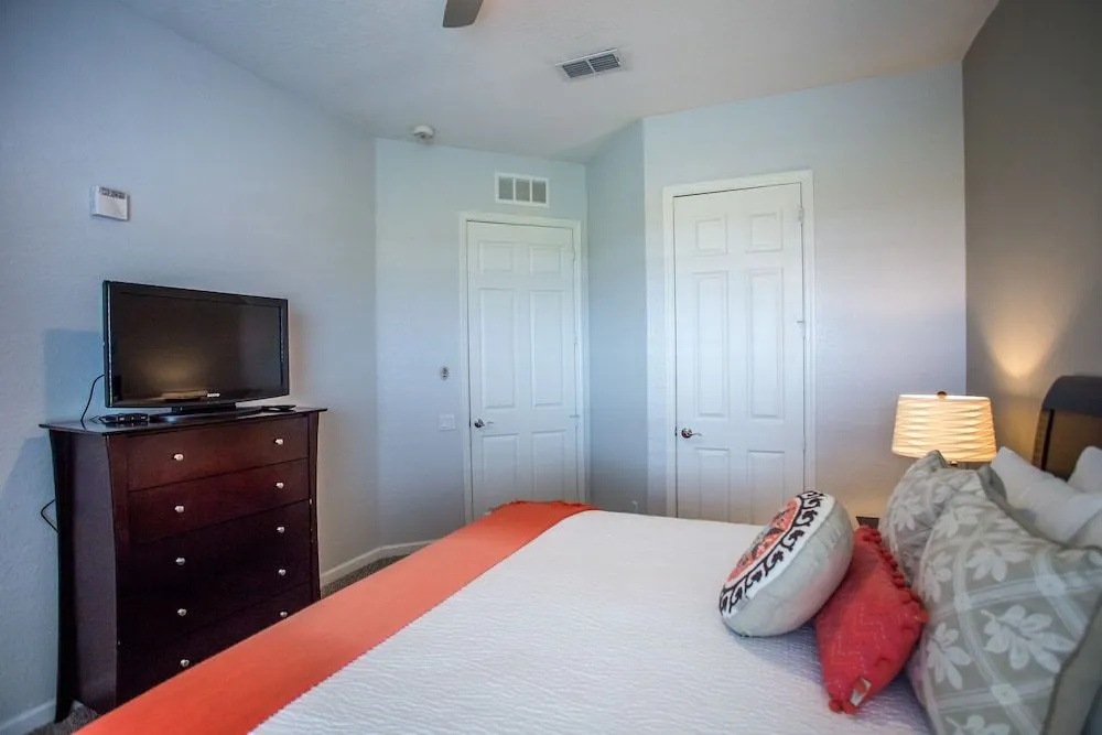 Altavista Lakeview 3 Bedroom Condo by RedAwning