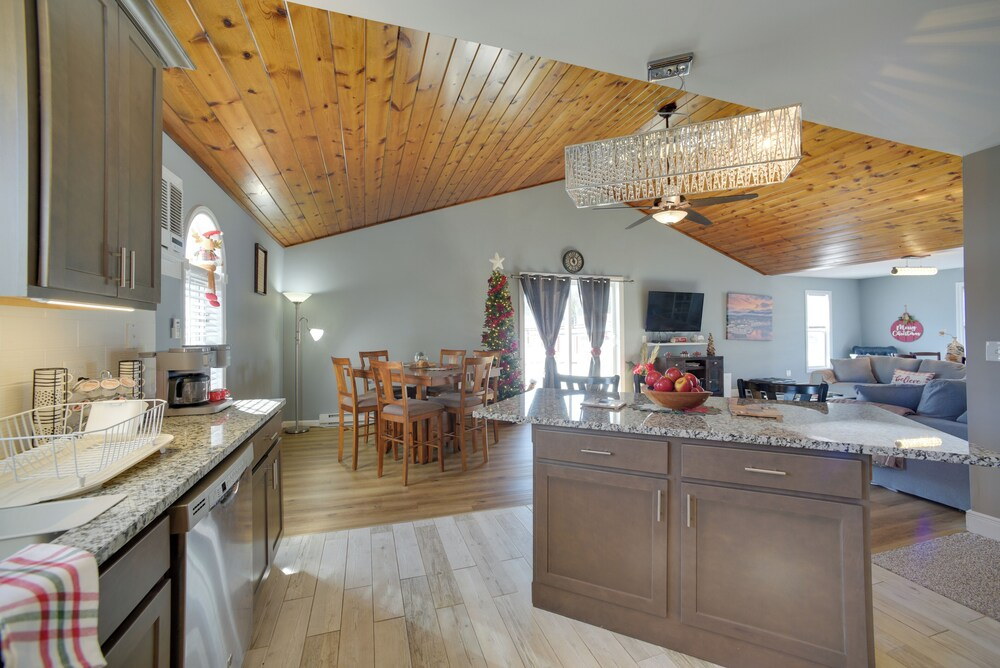 3 Blocks to Lake George Village: Spacious Home