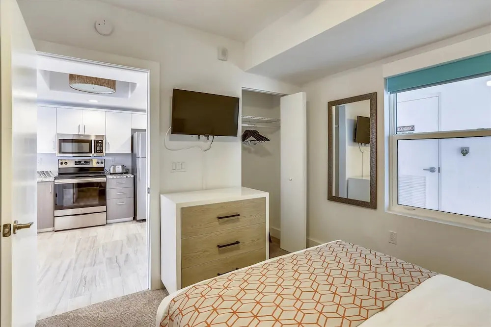 Luxurious/brand New Oceana/pools/hottubs/ W203 Great Location!