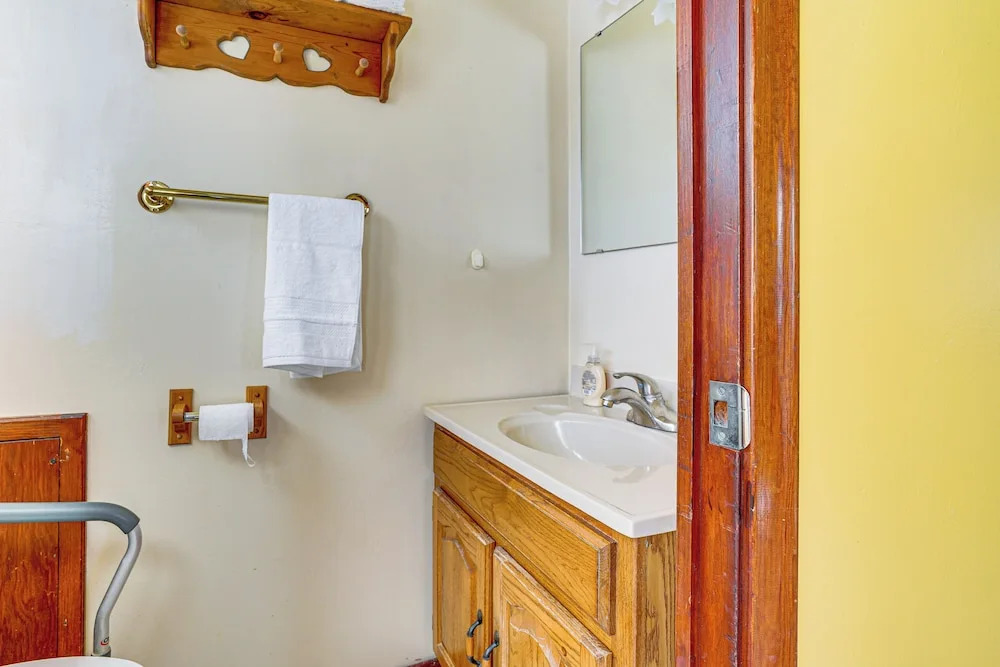 12 Mi to St Paul: Pet-friendly Home w/ Backyard