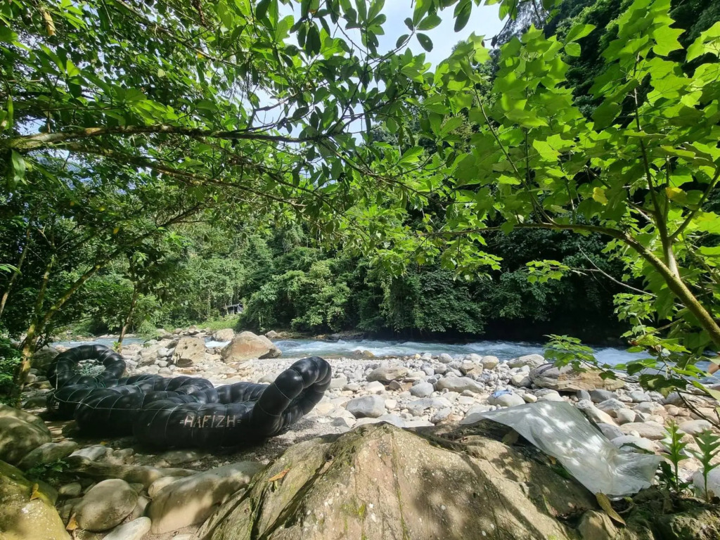 Lucky Bamboo-Bukit Lawang-Bungalows-Restaurant,Direct On The Jungle Border and Jungle Trekking Tours