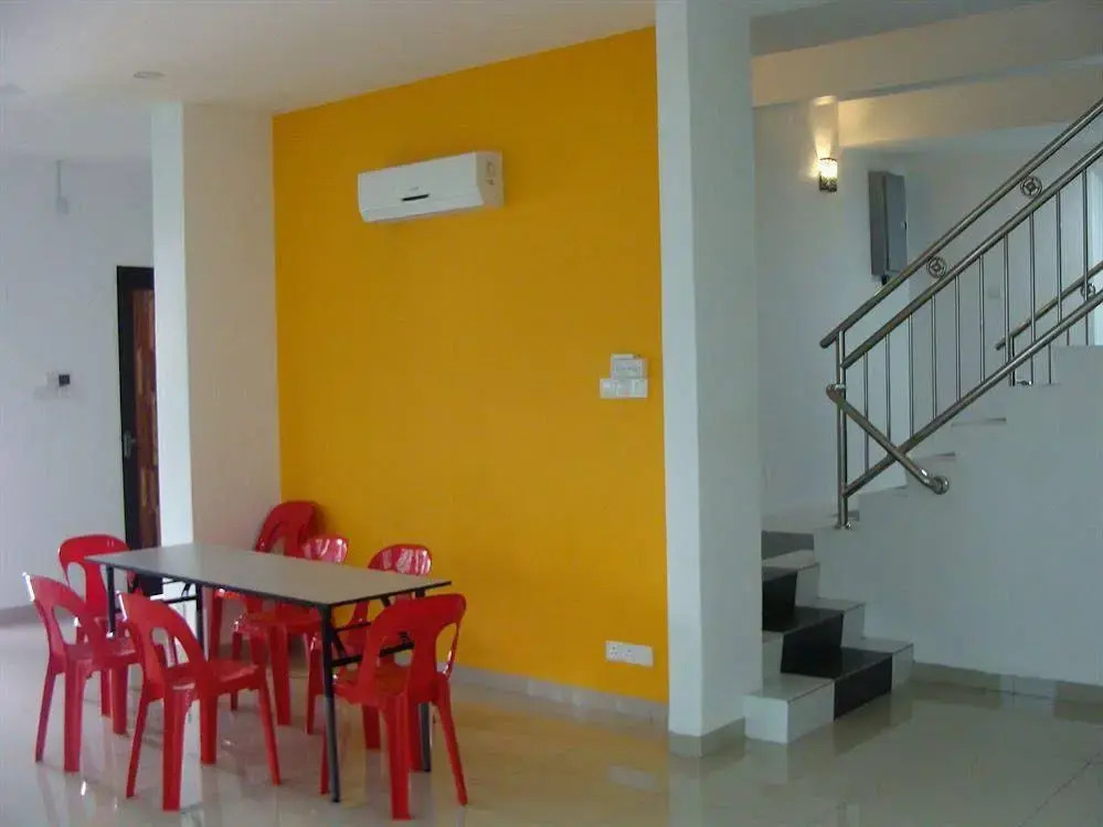 White House Homestay