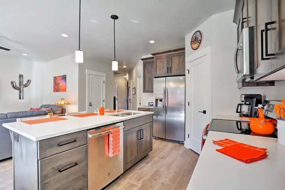 Luxurious End Unit W/ Pool, Hot Tub & Firepit 3 Bedroom Condo