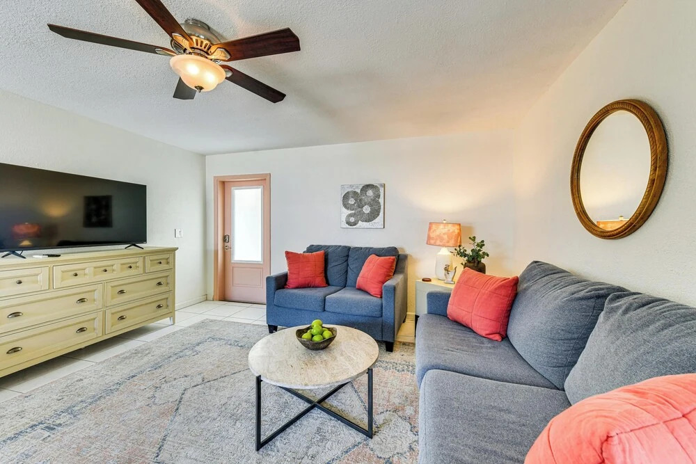 Walk to Venice Beach & Downtown! Couples Condo