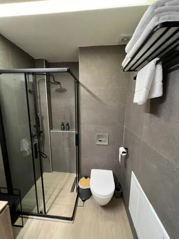 8 Blocks Apartments 4B