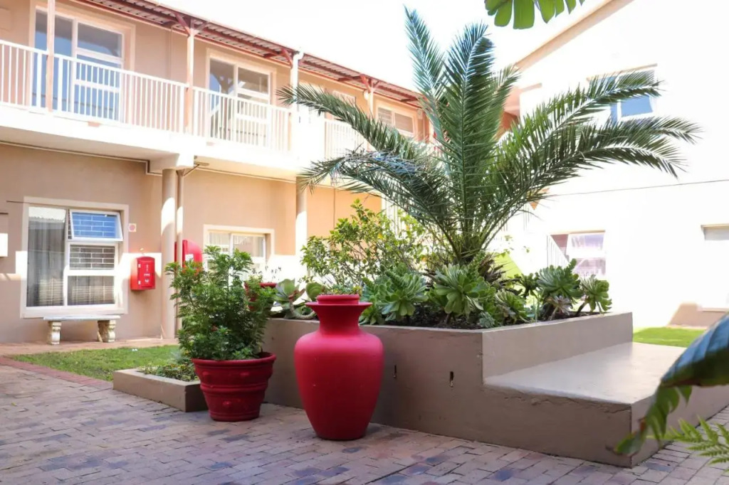 1 Bedroom Flat 100m away from the Beach with WIFI