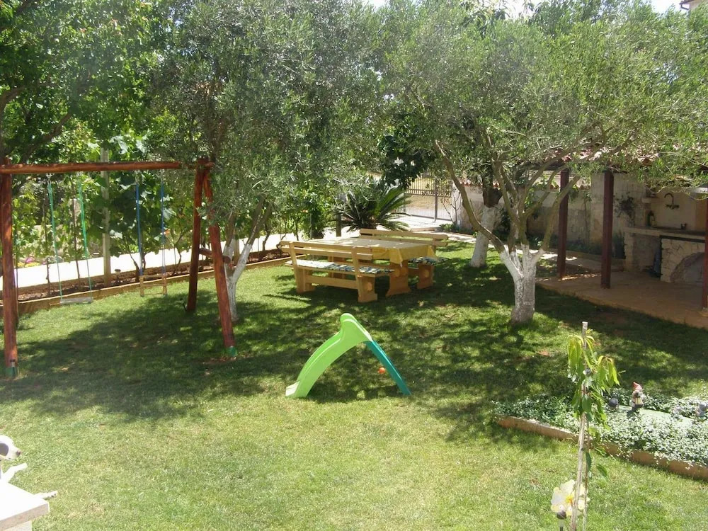 Garden-view Apartment With Terrace, 500m From the Sea, Parking, BBQ and Wifi