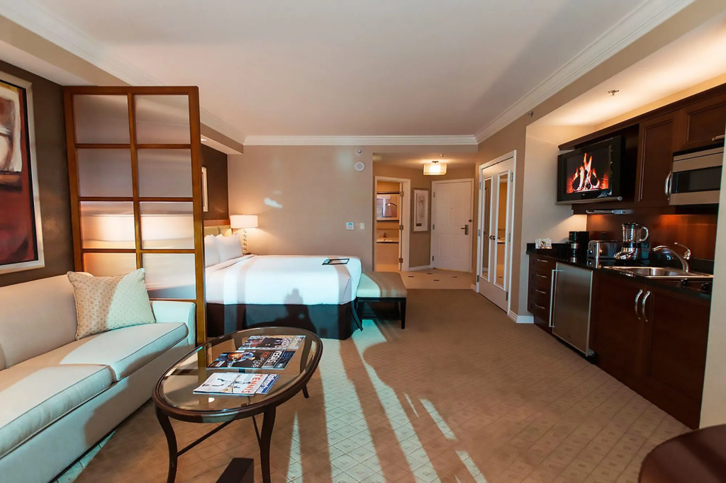 888 Two Bedroom Three Bath Suite at Signature Condo Hotel