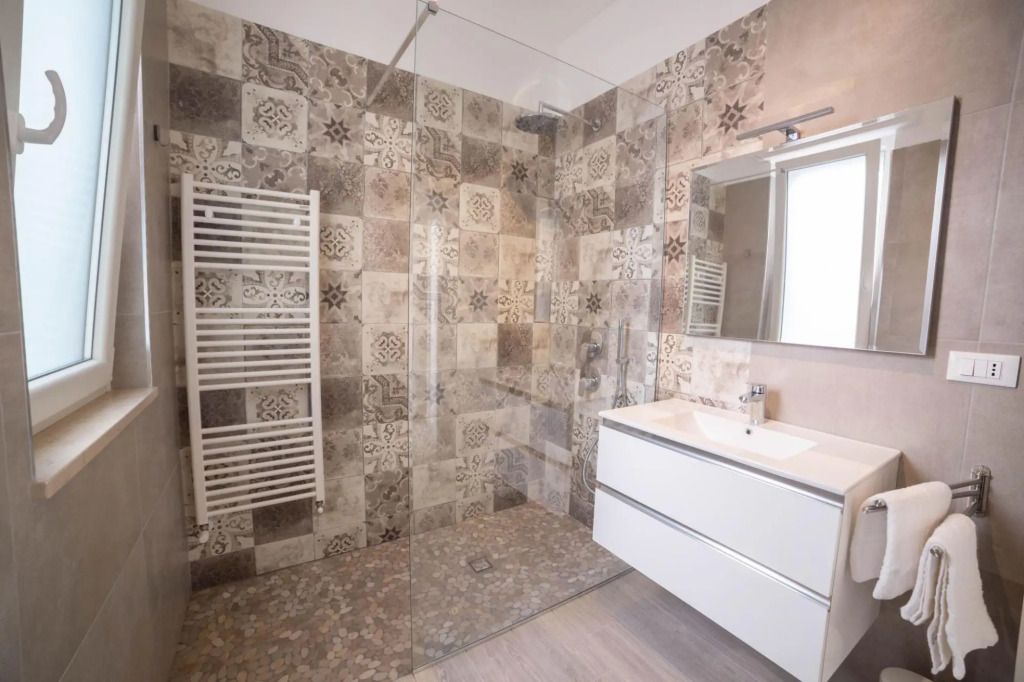 6 persons, 1 bathroom, suitable for families, central location, private balcony-Casa Martina by Home080