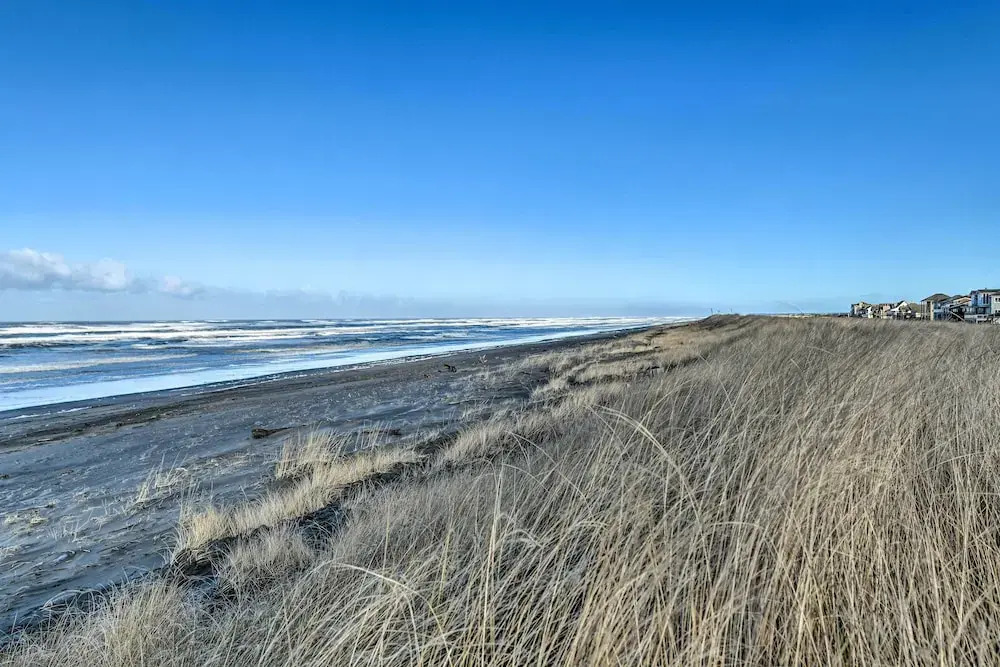 Eagles View Condo in Ocean Shores w/ 3 Balconies