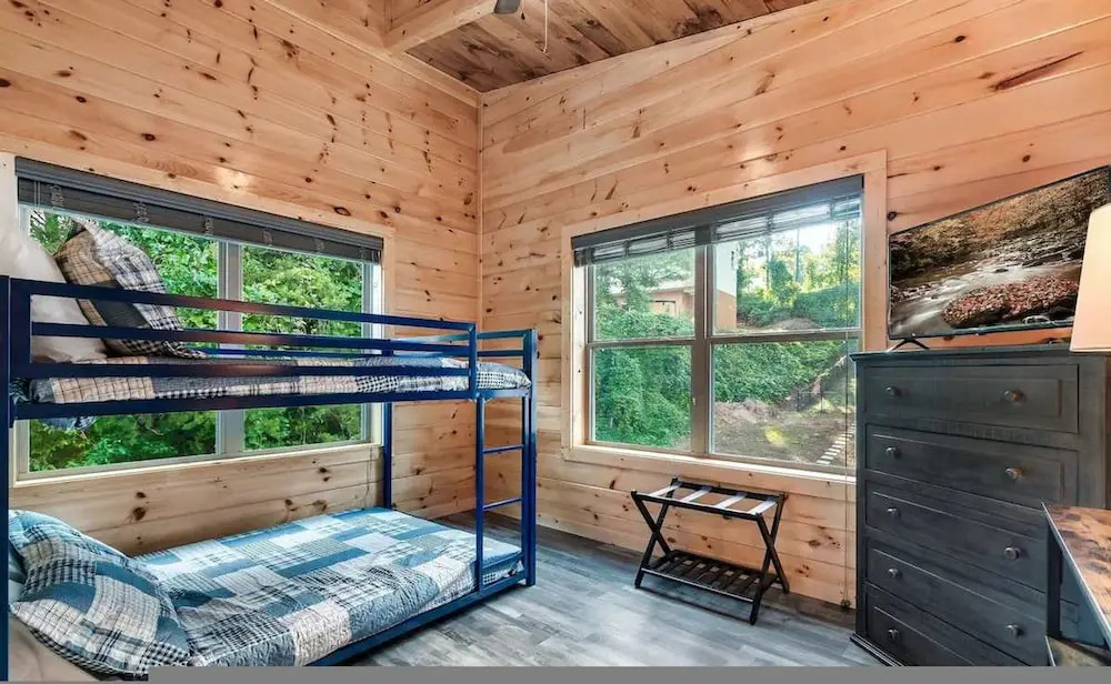 Modern 5 Bedroom Cabin Close-dollywood Game Room