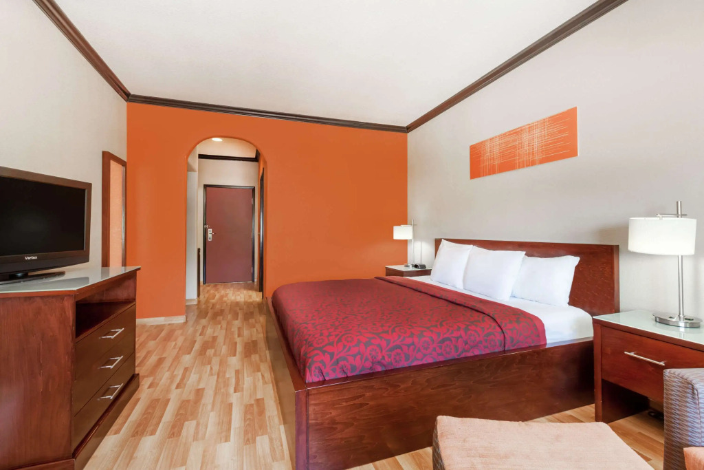 Days Inn & Suites by Wyndham Marquez
