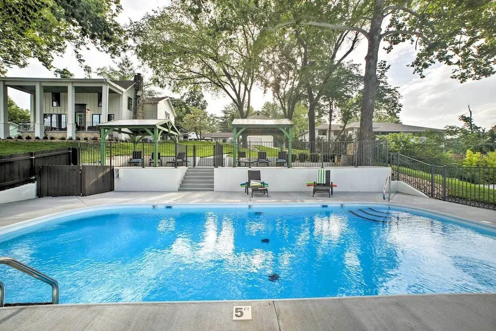 2 Mi to Branson Strip: Cozy Cottage w/ Fire Pit!