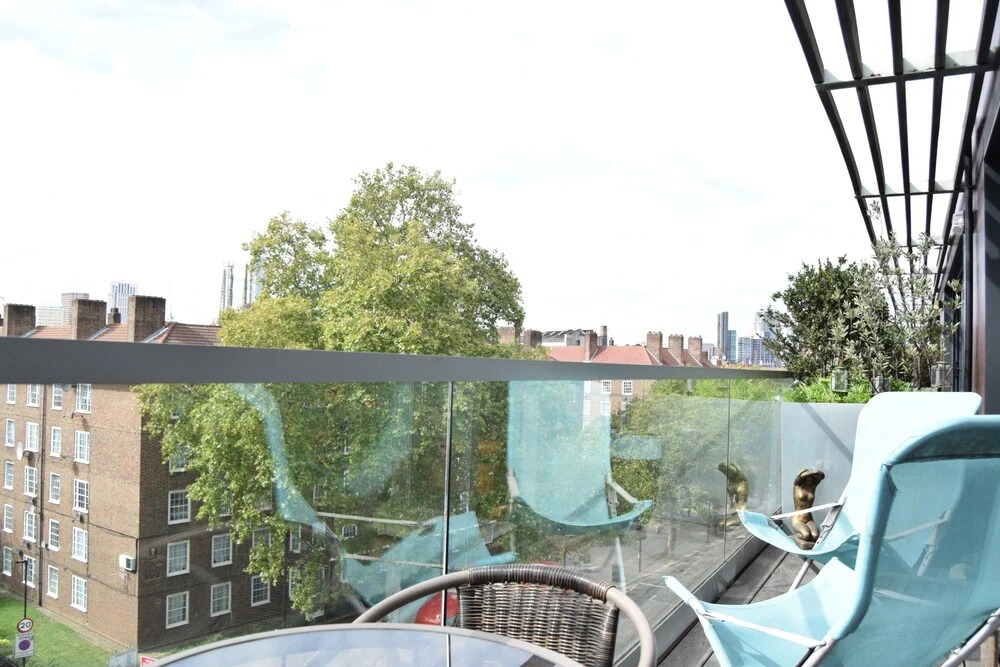 2 Bedroom Kennington Apartment With Balcony