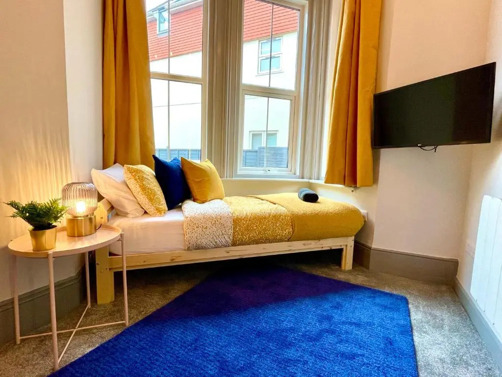 Stunning & Stylish 2 Bedroom Apartment! - 5 Minute Walk to the Best Beach! - Great Location - FREE Parking - Netflix - Fast WiFi - Smart TV - Newly decorated - sleeps up to 4! Close to Bournemouth & Poole Town Centre & Sandbanks