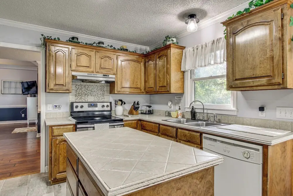 3 Mi to Marina: Quiet Getaway w/ Deck in Lexington