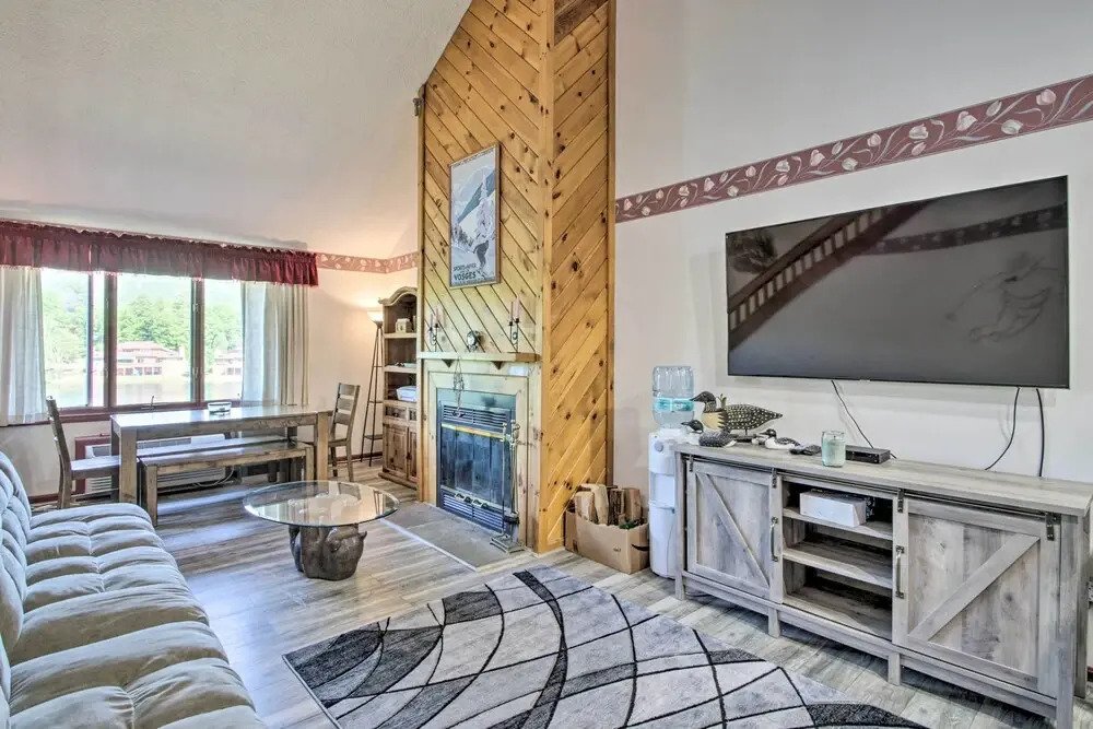 Resort Condo w/ Lake + Pool ~ 5 Mi to Flume Gorge!