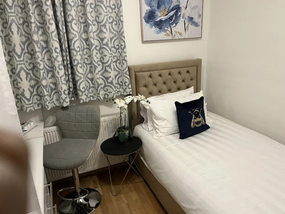 TJ Homes - Double room with Single Bed - 3 Min to Tube station - London