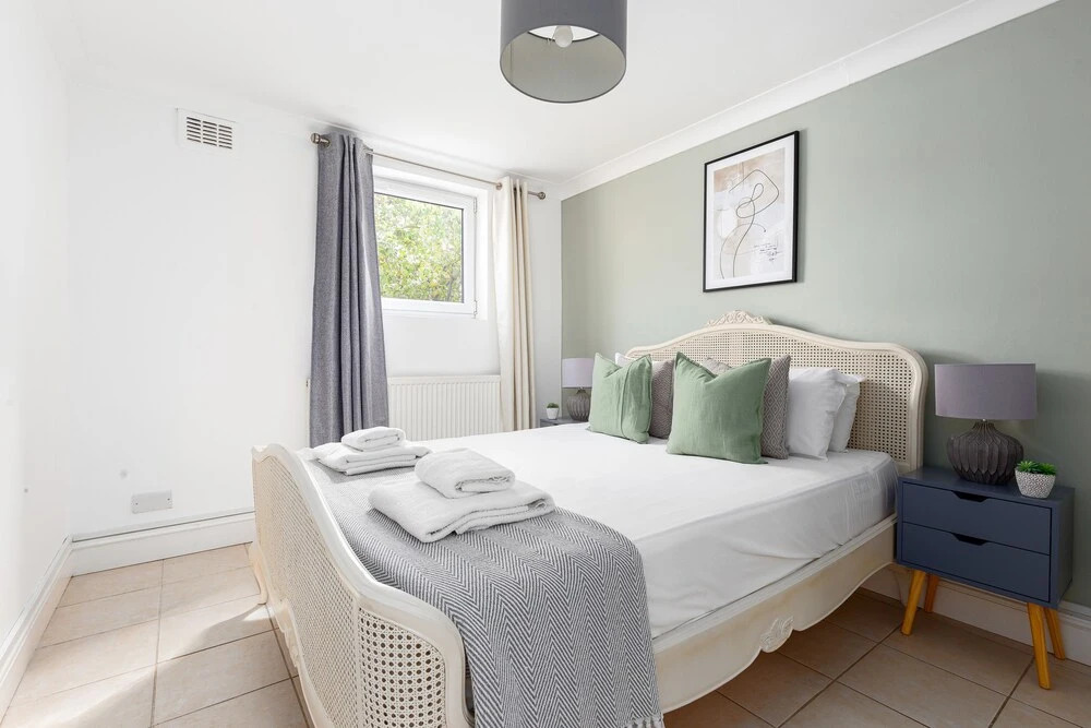 Magnificent 2 Bed Garden Flat in Oval