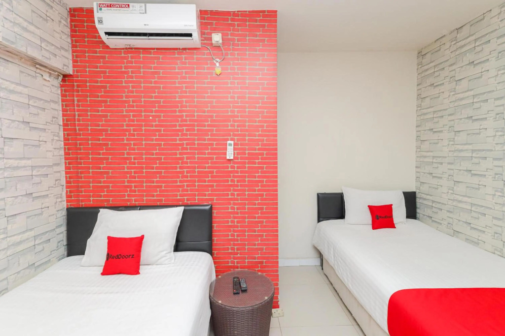 RedDoorz Syariah near Green Park Jatiwarna
