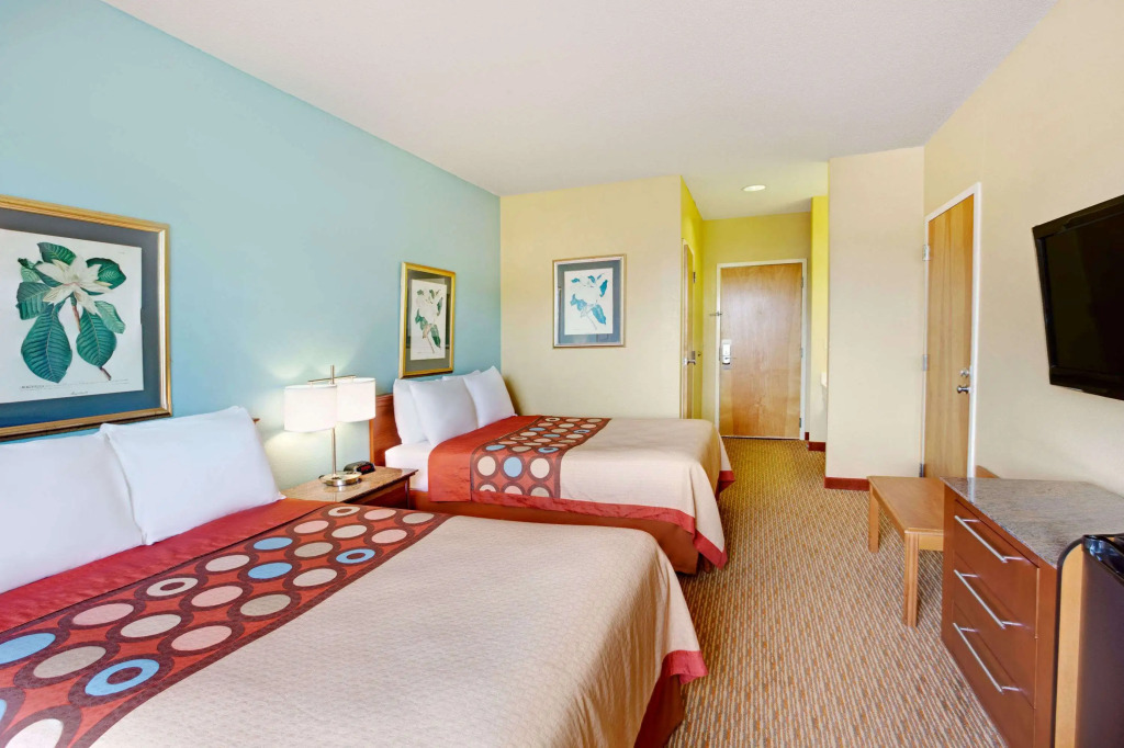 Super 8 by Wyndham Salisbury