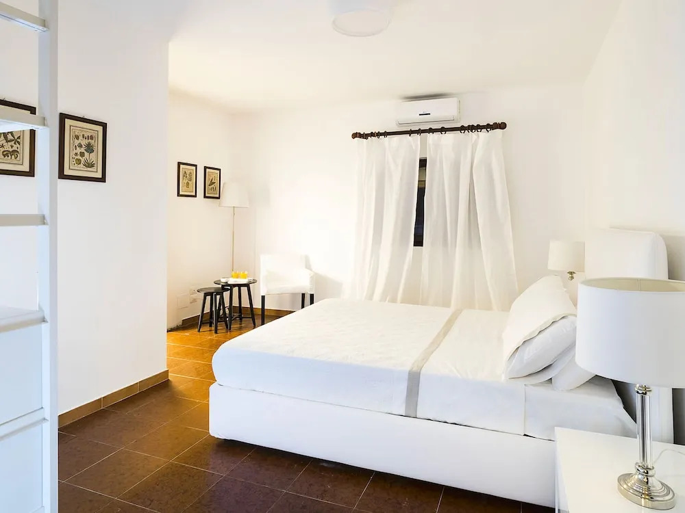 Exclusive Villa With Private Swimming Pool That Enjoys a Splendid Seafront View