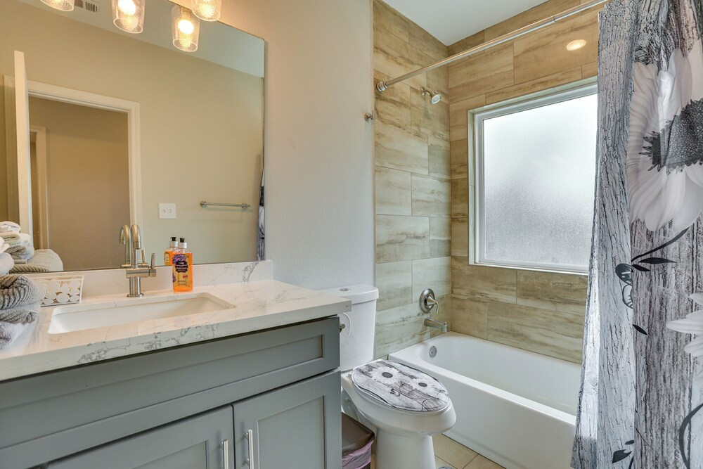 Houston Upgrade! Spacious + Modern Unit Near UH