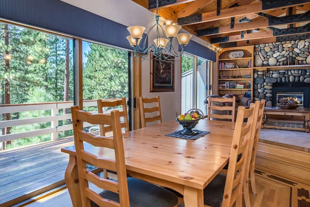 Roomy 5br W/ Hot Tub, Lake View & Beach Access 5 Bedroom Home