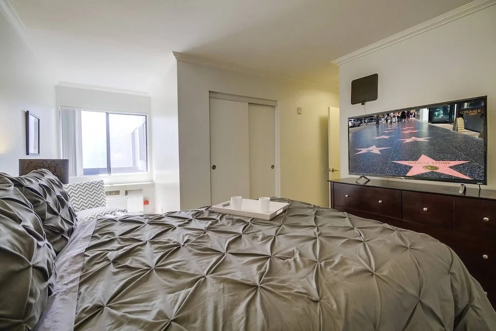(70% off) - On Hollywood Walk Of Fame! - 2BR/2BATH - Free Parking! (D2)