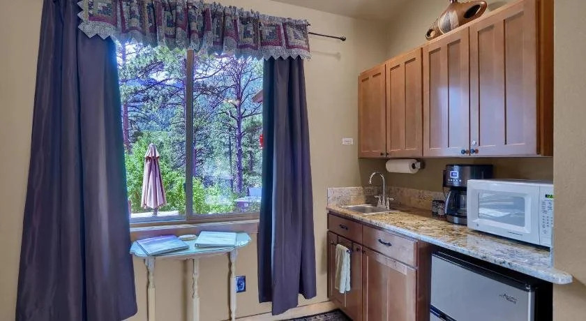 Pikes Peak Guest Cabin at Rocky Mountain Lodge