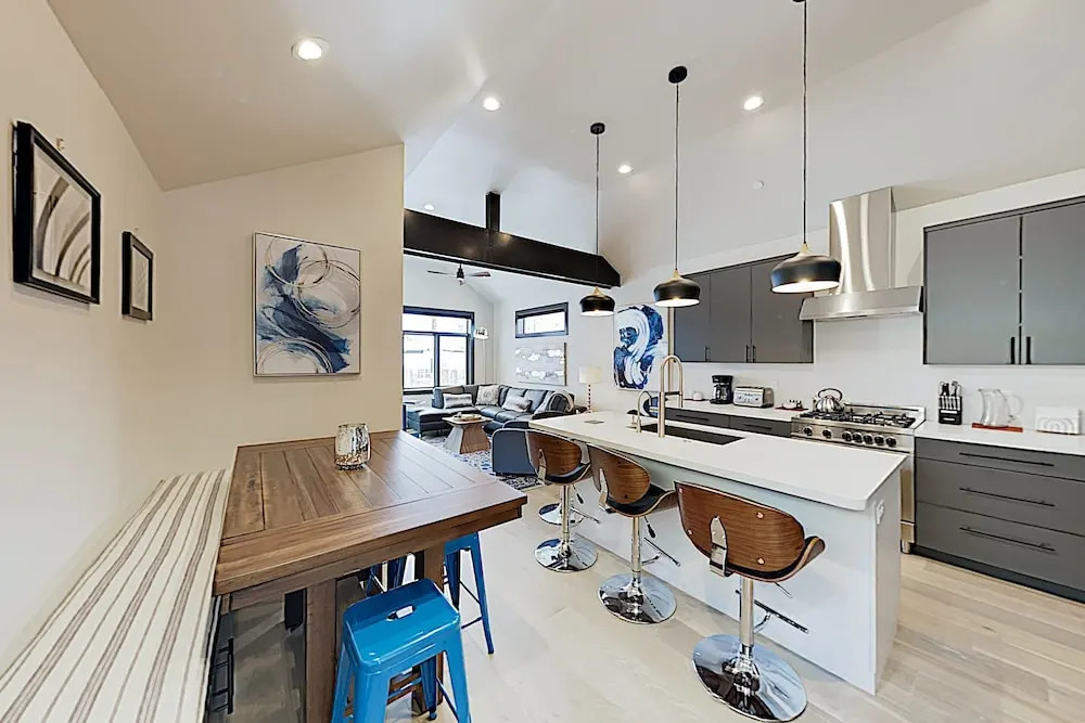 Brand-new W/ Private Hot Tub, Walk To Lift! 3 Bedroom Home