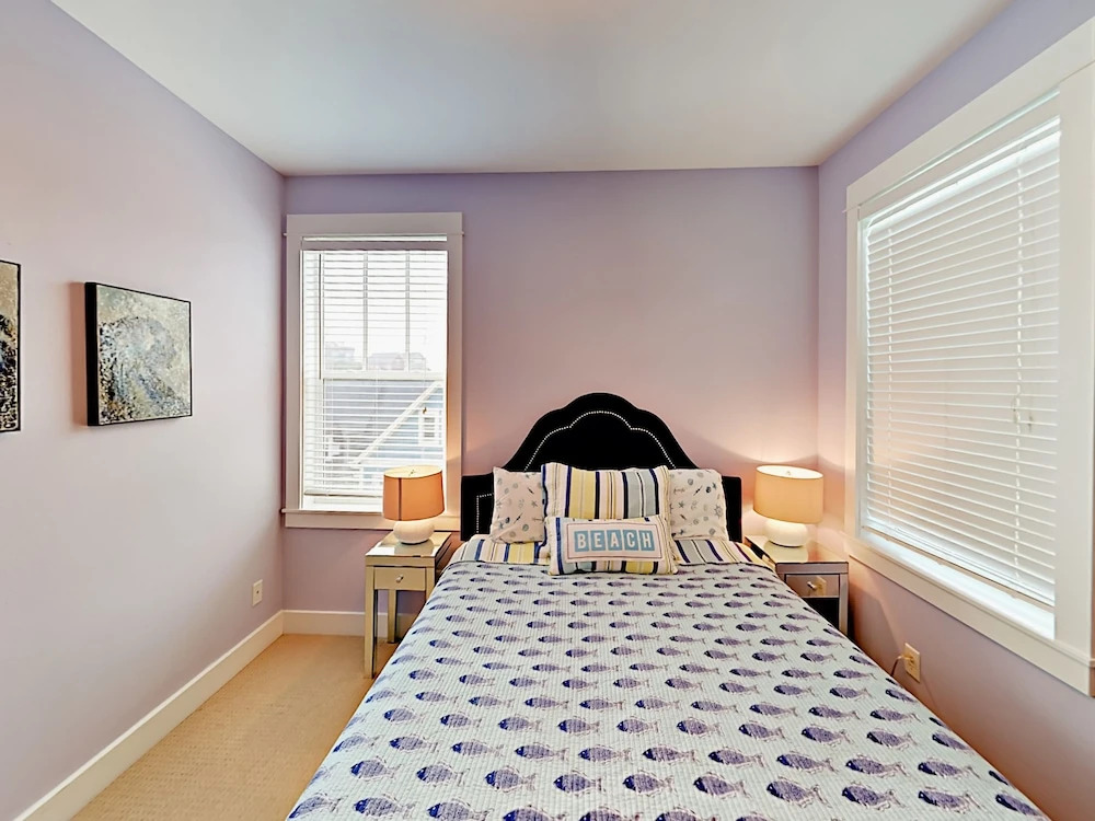 2751 SW Beach Ave Home 3 Bedrooms 2.5 Bathrooms Home
