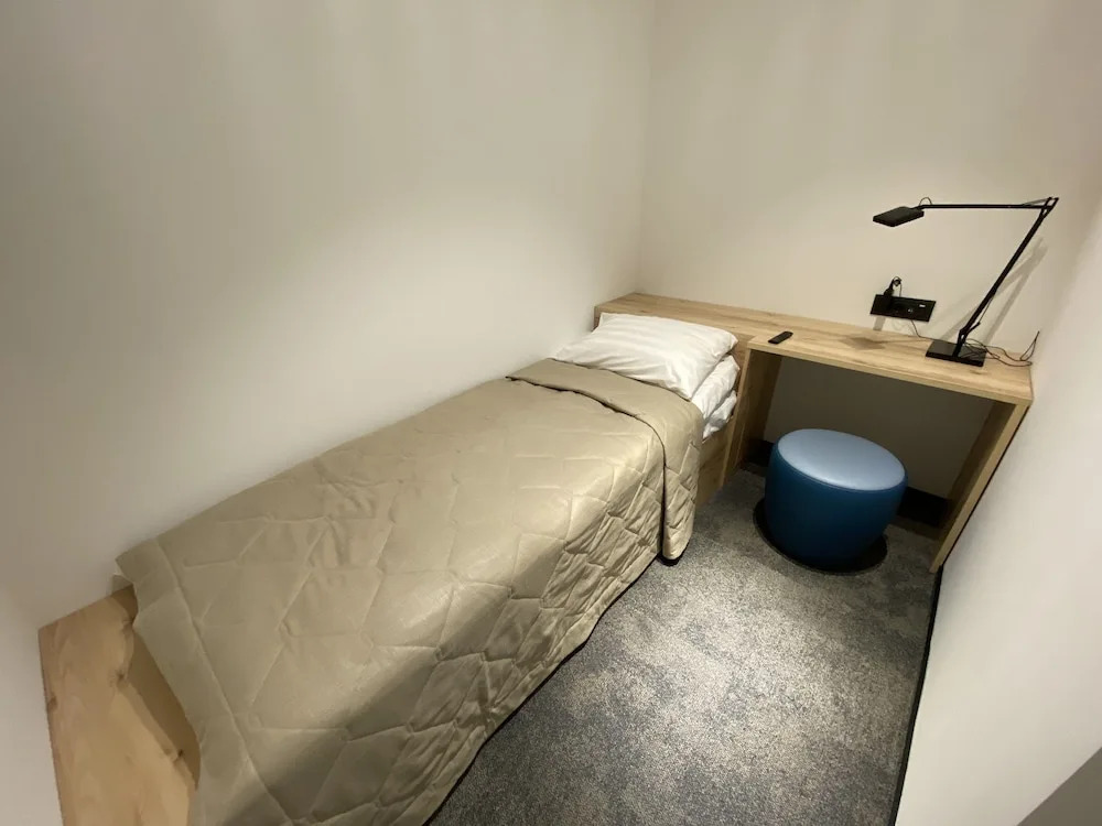 Зал сна и отдыха Sleep Lounge, Терминал D — хостел