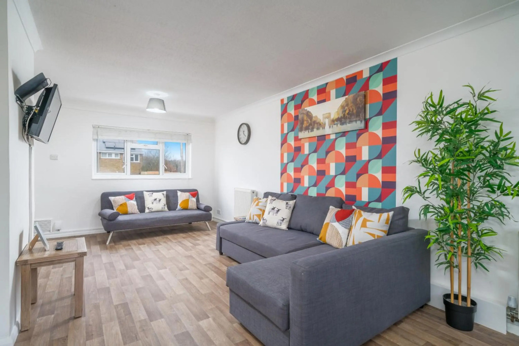 Entire House 3-Bed in Stevenage Hertfordshire With Parking & Garden