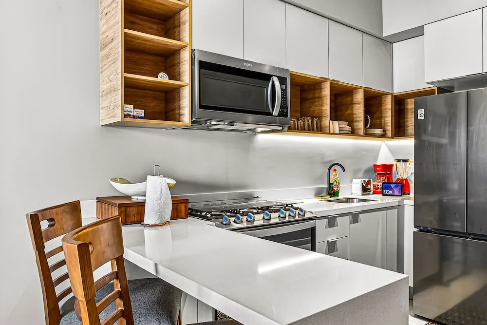 Modern Condo With Rooftop Pool, Balcony, gas Grill & gym Access
