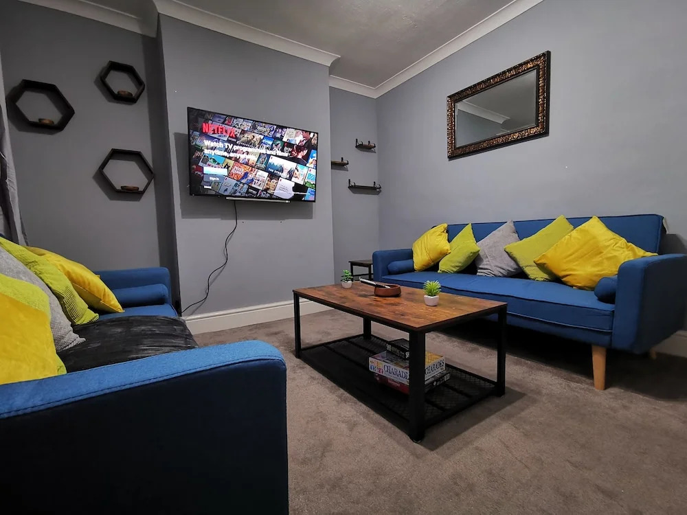 Your Night Inn @ i54