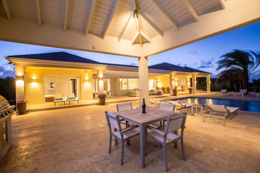 5 BR Waterfront Villa On Chalk Sound Blue Water