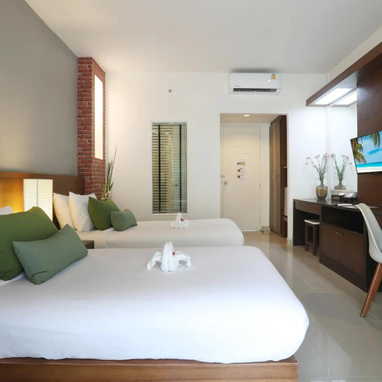 Tuana Hotels Brook Pool Access