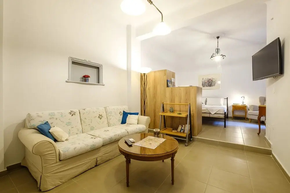 Welcoming Koukaki Hideaway  by Cloudkeys