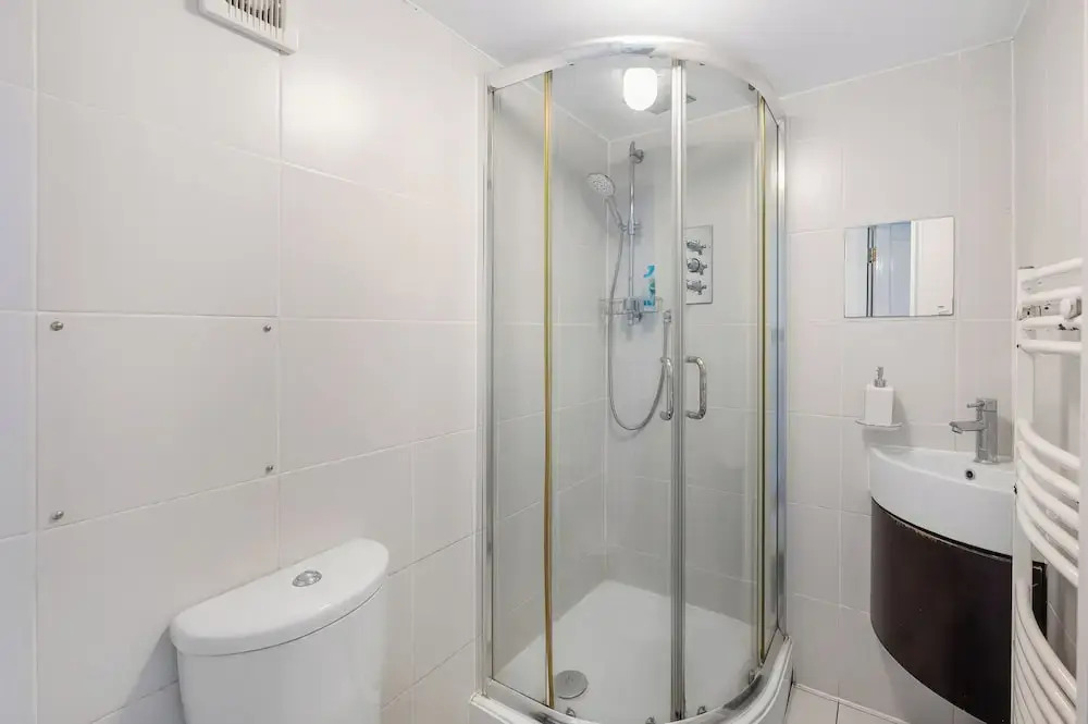 2 Bedroom W/ensuites-sleeps 6, 20min to Citycentre
