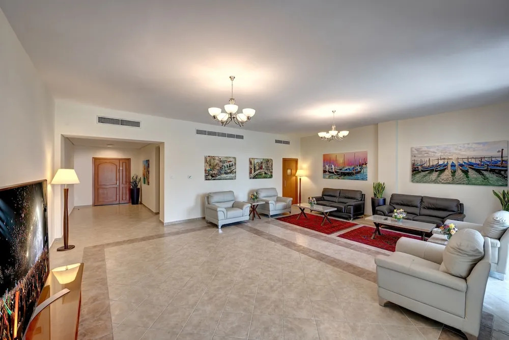 J5 Holiday Homes 3BR Apartment