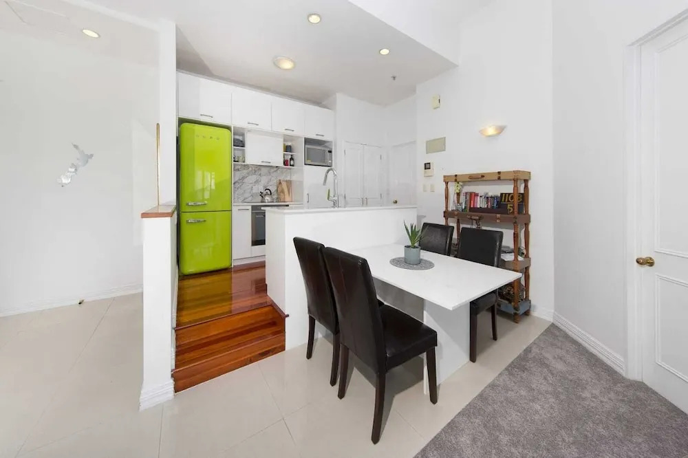 QV Viaduct Charming Apartment with AC WiFi and Parking - 933