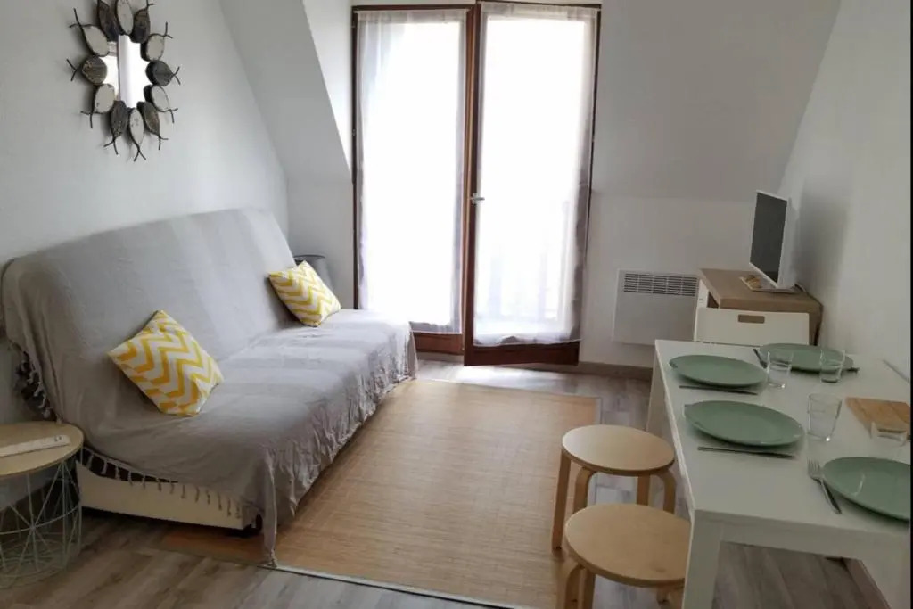 Apt with Balcony at 350 M From the Beach
