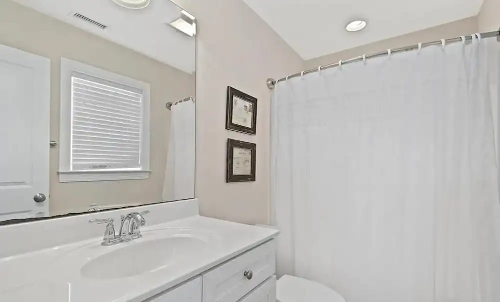 1 Ez Access 4 Bedroom Home by RedAwning