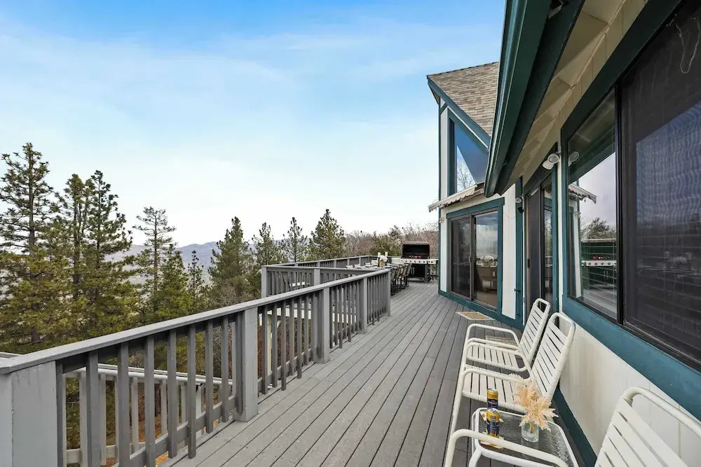 6bdr Group Retreat, Decks w/ Incredible Views Starry Heights by Avantstay