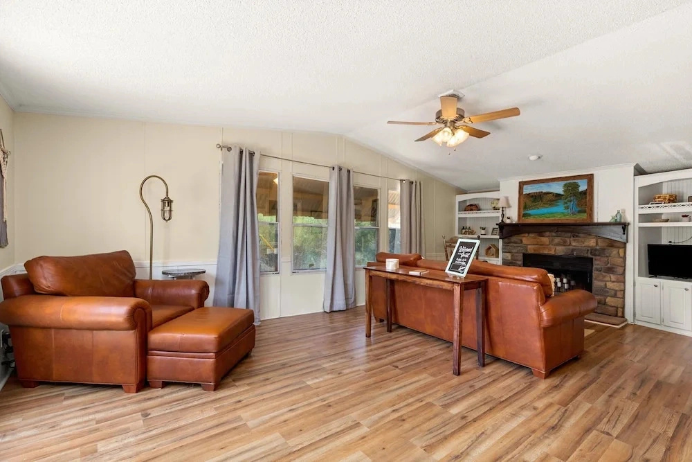 Firefly Lakehouse 3 br, 2 Bath, pet Friendly