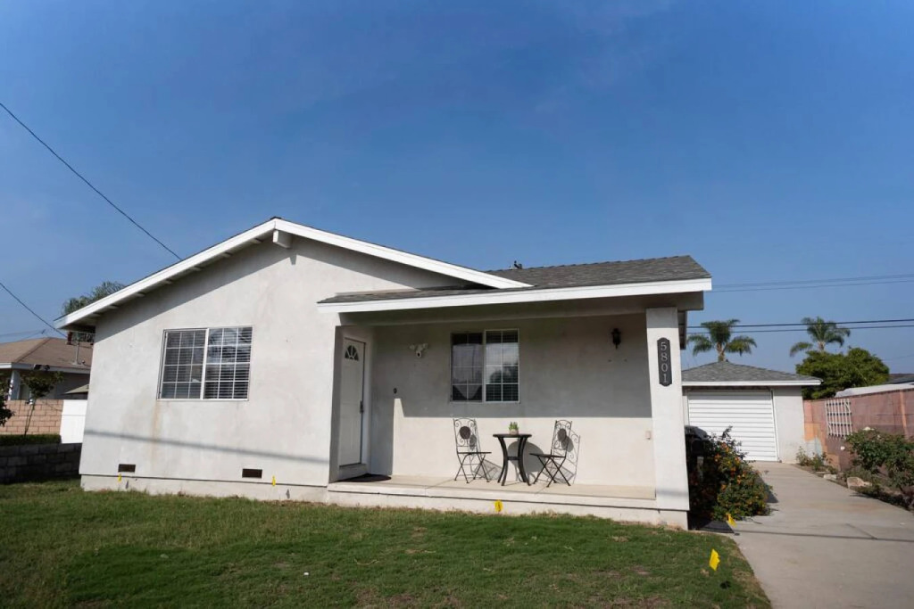 LARGE 4-BEDROOM HOUSE WITH AIR HOCKEY TABLE CLOSE TO DISNEYLAND IN ORANGE COUNTY  (p41)