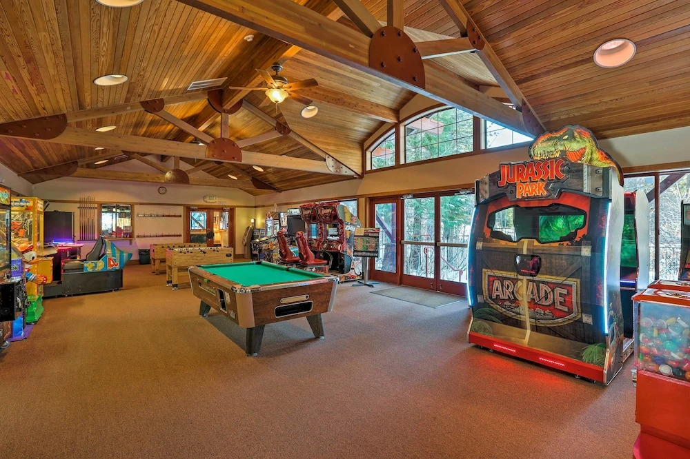 8 Mi to North Tahoe Beach: Truckee Resort Condo