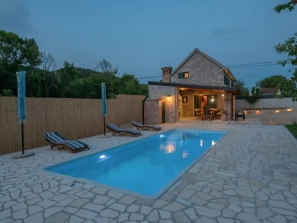 Adorable holiday home with swimming pool