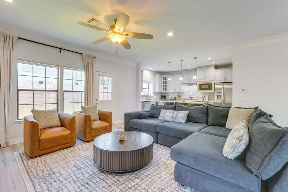Yard & Workspaces: Luxe Duplex Unit in Houston